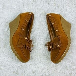 SHOES OF SOUL tan suede moccasin, heel wedge beaded shoes size 9